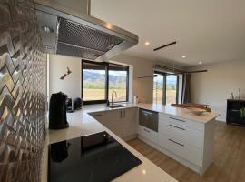 Relax in Rural Wanaka, holiday home in Queensberry