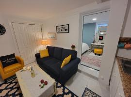 Comfy and Chic Boston Apartment!, self-catering accommodation sa Boston