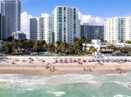 Luxury Beachfront Family-Friendly Condo, вариант жилья у пляжа в Голливуде