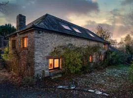 The Old Coach House - Converted barn with private garden parking and fireplace