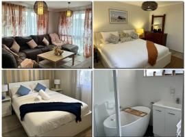 Beautiful and comfy 3 bedrooms duplex close to everything, atostogų namelis mieste Budgewoi