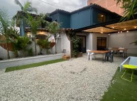 Hostal Casa Mosaiko Patio Bonito Poblado, hotelli Medellínissä lähellä lentokenttää Olaya Herreran lentoasema - EOH 