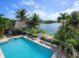 Lakefront Duplex with Pool between Miami & Florida Keys 4 Bedroom 2 Bathroom, mökki kohteessa Cutler Bay