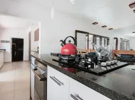 Modern shared 5 BR Villa Pool near Blouberg Beach Wi-Fi