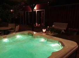 Gårdshus med spabad utomhus, hotel v destinaci Vadstena