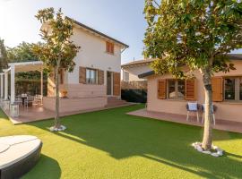 Villino Esse, Libero su 4 Lati più Dependance nel cuore della Versilia, ξενοδοχείο σε Marina di Pietrasanta