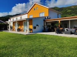 Casa d'Avó Guesthouse and Apartment, hotel with parking in Urzelina