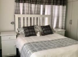 1 bed apartment in Mount Pleasant Heights - 2014, feriebolig i Kingsmead