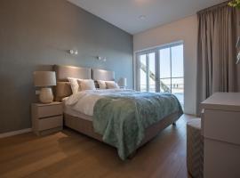 The Harbour luxurious, use of hotel swimming pool and sauna, khách sạn ở Cadzand