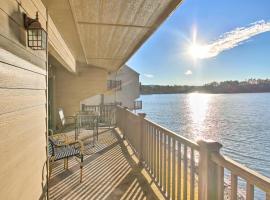 Fireplace, Pool Access Waterfront Hot Springs Gem, hotel v destinaci Hot Springs
