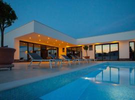 Villa Garma Beachfront - 3 Bedroom villa - Stunning Sea Views - Gym - Private Pier, hotel en Potirna
