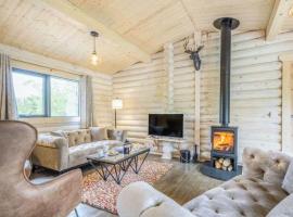 Treetops Luxury Log Cabin - Hot tub, BBQ & Sauna, sumarbústaður í Kippford