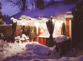 STRÓŻÓWKA SKI&SPA Domek nad rzeką z ogrodem i jacuzzi,narty., hotel in Stróża