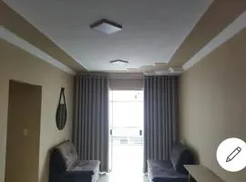 Apartamento de luxo com 2 quartos, sala com sacada, cozinha área de serviço e 1 banheiro social.