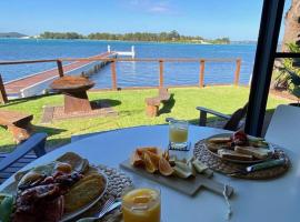 Serenity by the Lake - Romantic Waterfront Couple's Getaway, hotel near Marine Rescue Lake Macquarie, Marks Point