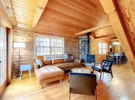Modern Log Cabin with Vineyard Views – hotel w mieście Penn Yan