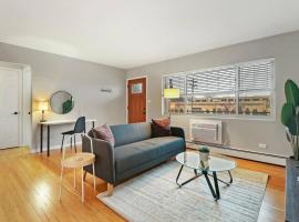 Chic & Spacious 1BR Apt with Furnished Kitchen - Salem 5B, hotel in Arlington Heights