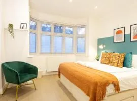 A beautiful Two Bedroom Flat with Garden & Parking