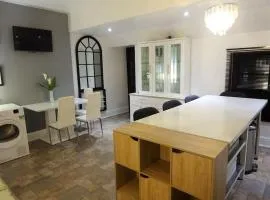 Beautiful Family Apartment Available Central Wigan I Free Parking I Sleeps 6 I