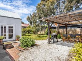 Balmoral Cottage - beach escape, holiday home in Kingston Beach