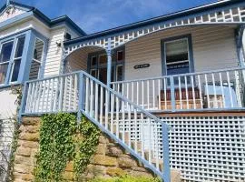 Hill House Hobart - Charming home, stunning views close to city