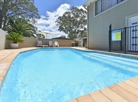Baywatch Waterfront Lake Retreat with Private Jetty at Silverwater Lake Macqaurie