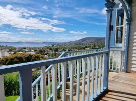 Hill House Hobart - Charming home, stunning views close to city, hotel em Hobart