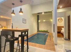 Nadika Homes Private Pool: Karangploso şehrinde bir kulübe