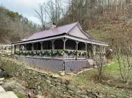 Plum Crooked Poets Cottage - Walk to Town - Luxury King Bed - Near Asheville - Excellent Wi-Fi