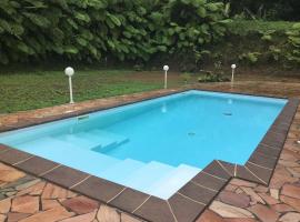 Les Lucioles 2 Beau T3 en forêt tropicale avec piscine, holiday rental in Saint-Joseph