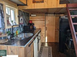 Blue Tiny Home@Cloverdale Cabins, hotel com estacionamento em Hinckley