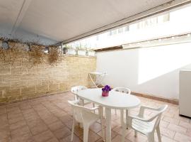 Appartamento climatizzato a 50 m dalla spiaggia con patio esterno، شقة في توري موتسا