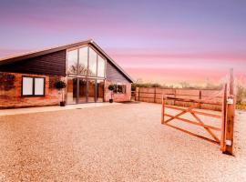 Beautiful Barn Conversion Close To The Broads โรงแรมที่มีที่จอดรถในDilham