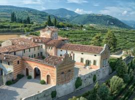 Palazzo Montanari Art & Wine Luxury Apartments, farm stay in Fumane