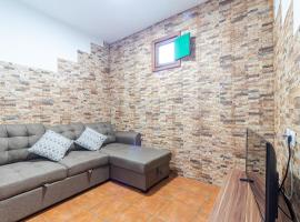 Flatguest Faro de Sardina - 3 Bed - Coast - WIFI، فندق في غالدار