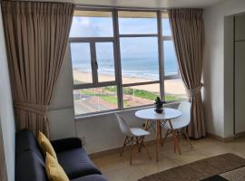 904 Tenbury Beach Apartment, hotel cerca de The Playhouse Company, Durban