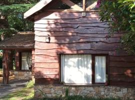Cabaña de los Tres Pinos, casa de temporada em Sierra de los Padres