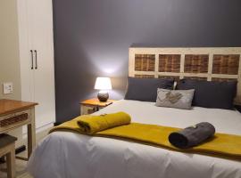 Cozy Modern Private Apartment, hotel a Somerset East