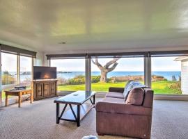 Cliffside Lighthouse Beach Home with Ocean View, hotel Coos Bayben