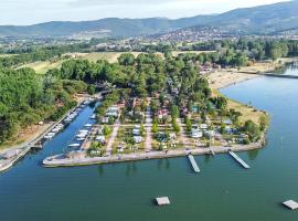 Nice Caravan In Tuoro Sul Trasimeno With Outdoor Swimming Pool, 2 Bedrooms And Wifi, hotel in Tuoro sul Trasimeno