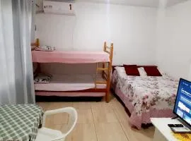 KITNET S2 em TORRES-RS - Na mais bela praia Gaúcha - Cozinha - Banheiro - Ar condicionado - TV smart 32' - Wi-Fi - Estacionamento - Anfitriã Superhost no BnB