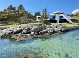 Unique villa by The Norwegian Coast. Private spa, paplūdimio viešbutis mieste Lokøy