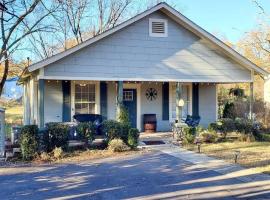 The Elliott Haus: Great For Families. Long Stays. Fully Stocked Kitchen, hotel with parking in Villa Rica