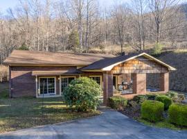 Cardinal's Nest, place to stay in Cullowhee