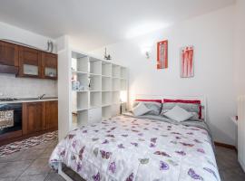 Delizioso flat in centro storico - Free WiFi & Netflix، شقة في Massa Lombarda