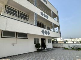 TrueLife - Bhavya Manor - Breakfast Included - 2500 SFT Modern homes with Garden - Panorama Tirumala Mountain View - Peaceful Location - Fast WiFi - Many restaurants nearby - Large hall, AC bedrooms, Kitchen - Android TV - Top service with lots of Love, hotel v destinaci Tirupati