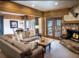 Luxury Three Bedroom Suite with Mountain Views and Three Hot Tubs apartment hotel