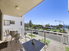 Jamarkos Unit 4 Kings Beach QLD, hotel in Caloundra