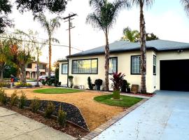 Spacious, Private, Modern 4 Bedroom House Plus Game Room, hotel en Glendale