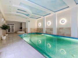 Luxury Villa Pool and Spa โรงแรมที่มีที่จอดรถในMagdalenka